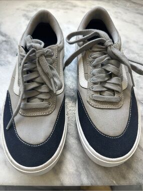 Vans Men's Low-Top Sneakers in Gray and Black